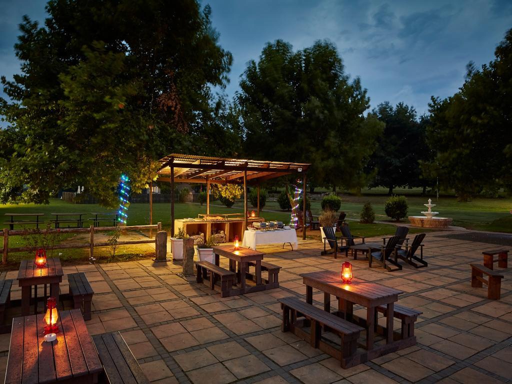 First Group Midlands Saddle And Trout Hotel Моуирвиер Екстериор снимка