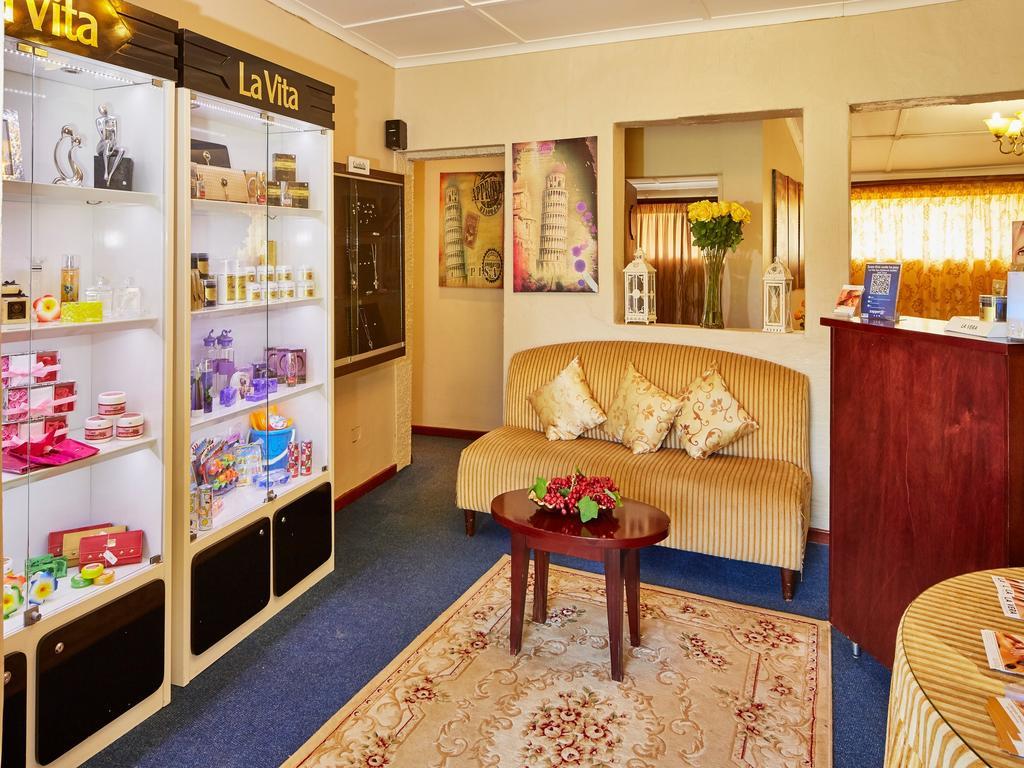First Group Midlands Saddle And Trout Hotel Моуирвиер Екстериор снимка