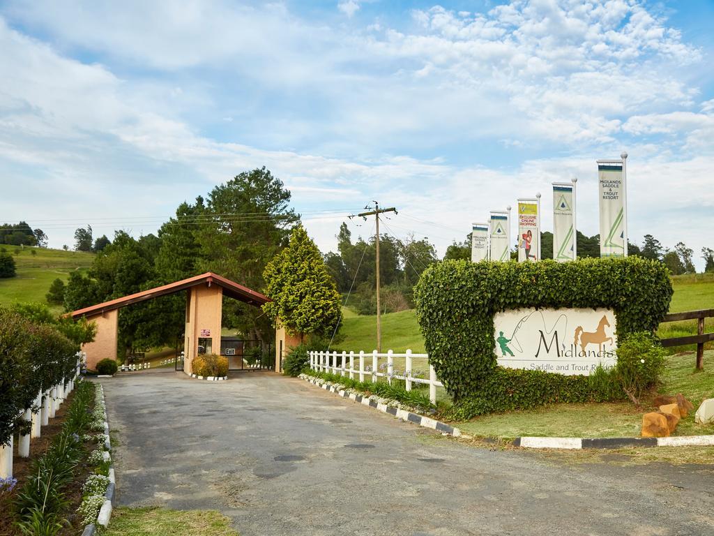 First Group Midlands Saddle And Trout Hotel Моуирвиер Екстериор снимка